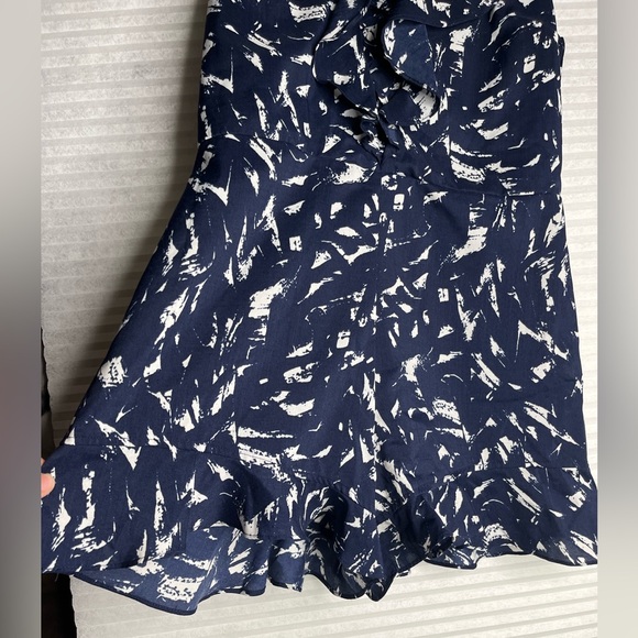 MOON RIVER Navy &
White Print Ruffle Trim
Romantic Romper Size L - Picture 7 of 11